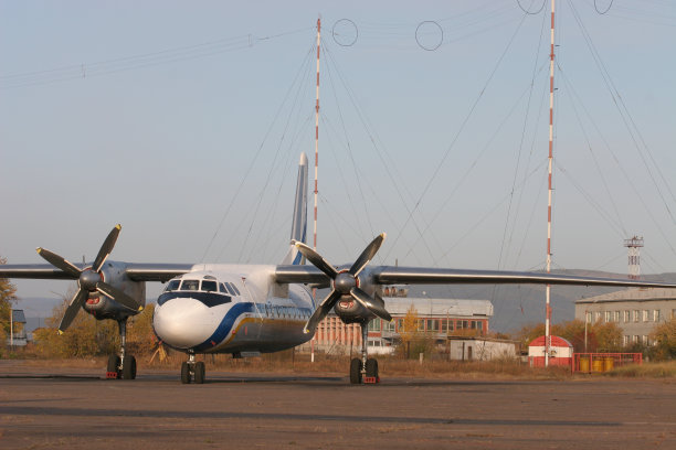 双引擎飞机起飞图片下载