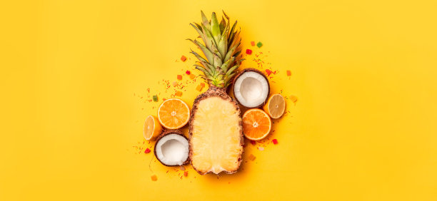混合不同的夏季热带水果在一个黄色的背景与复制空间。平躺，俯视图图片下载