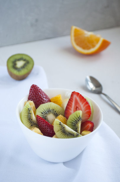 新鲜美味的草莓和猕猴桃水果沙拉。图片下载