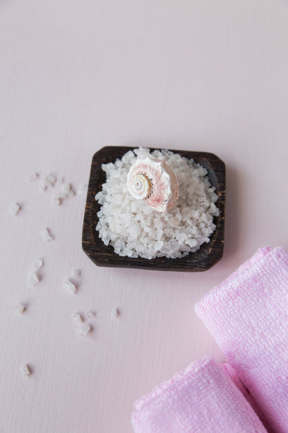 天然海盐，无染料，在光背景木碗图片下载