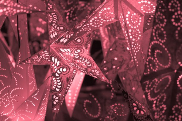 缤纷的红色圣诞灯笼星星在圣诞市场季节图片下载