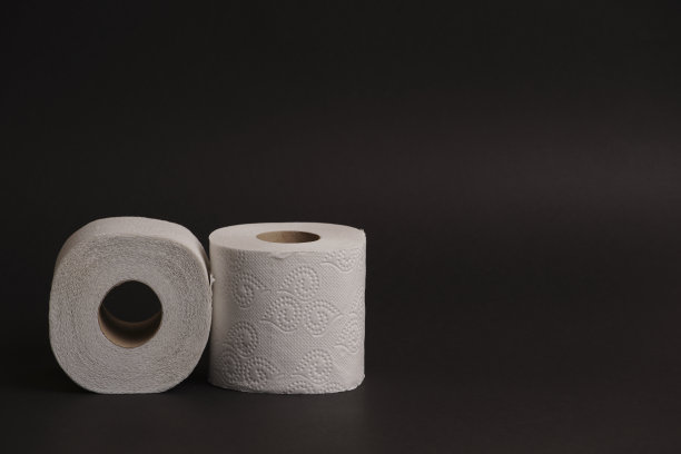 柔软卫生的白色卫生纸，黑色背景。图片下载