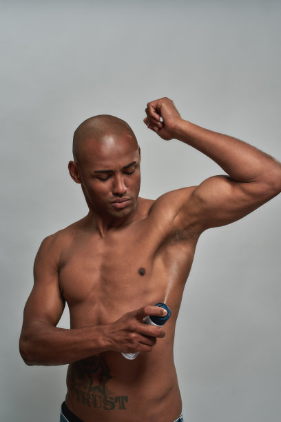 多种族男性在腋下喷洒喷雾图片下载