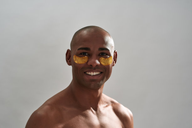 男性，笑容灿烂，欣赏他的眼罩图片下载