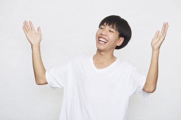 在白色背景上快乐兴奋的年轻亚洲男人们图片下载