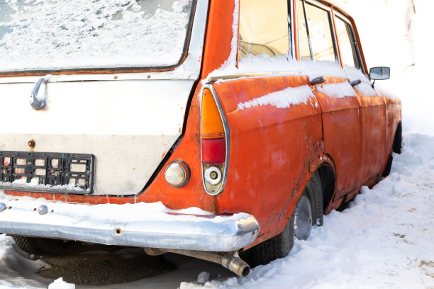 破旧的红色复古车停在冬天的雪地上，在霜冻的冬天图片下载