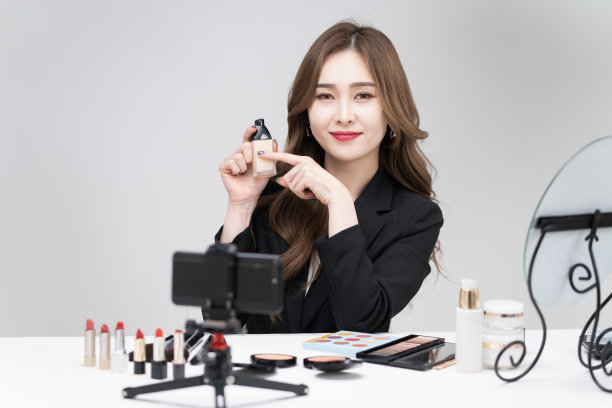 美丽的亚洲女主播，直播化妆品，新的网上销售形式在中国很受欢迎图片下载