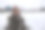 美丽的年轻女子在白雪覆盖的公园放松图片下载