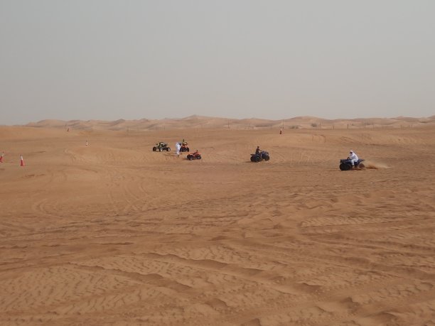 在沙漠中享受沙滩自行车图片下载