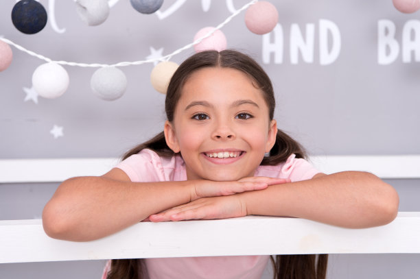 小美。托儿所的快乐女孩。美丽的微笑的小孩子。美丽和健康。美容美发沙龙。护发和护肤。美丽的时刻素材图片