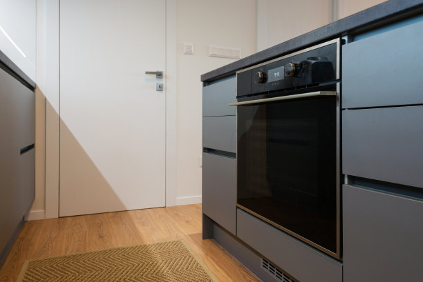现代厨房里的内置炉子图片下载