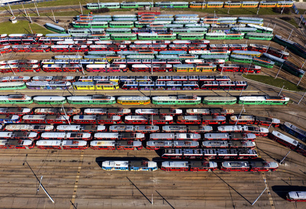 有轨电车和他们的影子在停车场图片下载