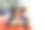 残疾儿童和理疗师在红色体操垫上做练习。大流行面具保护图片下载