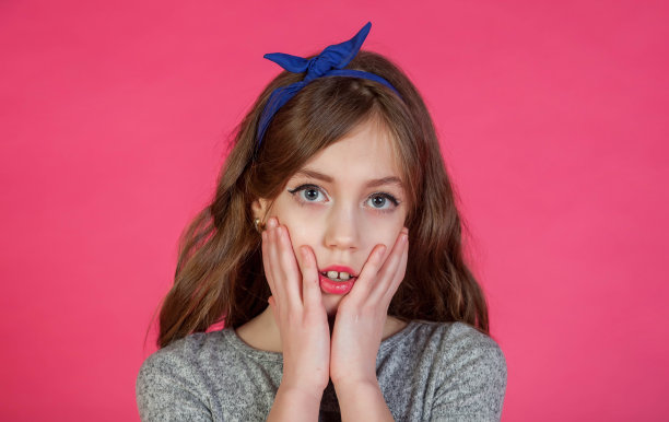 情绪化的8岁可爱的少女思考和看相机图片下载