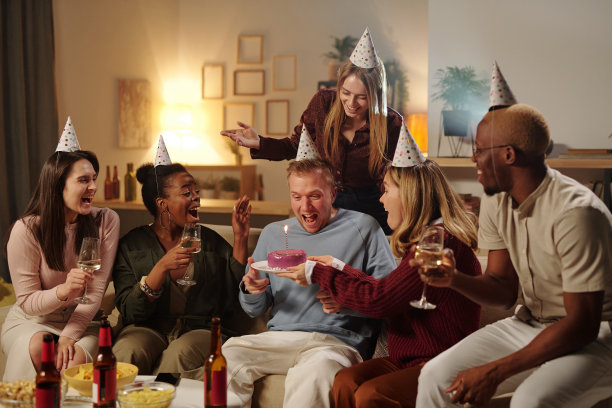 快乐的年轻的跨文化朋友祝贺兴奋的男孩的生日图片下载