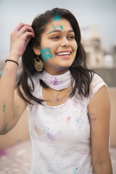 庆祝胡里节的印度年轻女子。图片下载