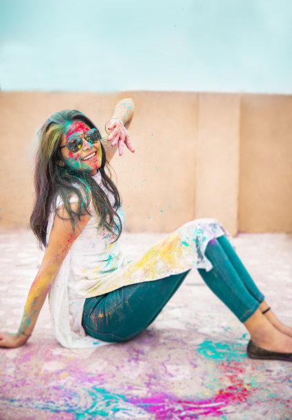 庆祝胡里节的印度年轻女子。图片下载