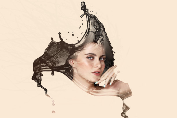 一个美丽的黑发女孩的倒影在水花在米色的背景。图片下载