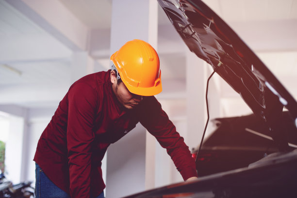 汽车修理工正在检查是否有一个又好又安全的驾驶伙伴。图片为您的业务图片下载