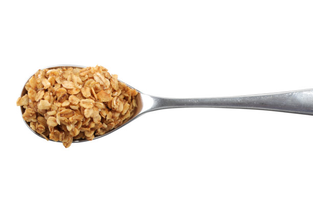 俯视图的银匙与格兰诺拉燕麦在白色的背景图片下载