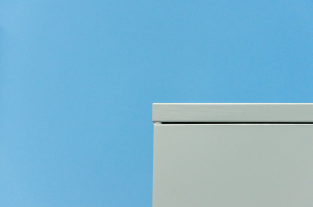 蓝色的墙和灰色的金属办公柜的一部分图片下载