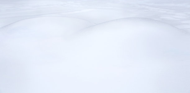 雪堆的影子，冬日阳光明媚的日子，背景图片下载