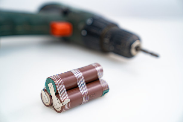 更换螺丝刀中的电池包。专注于电池组装图片下载