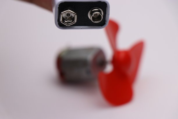 用于驱动小型电动机的电池展示了DIY项目的想法图片下载