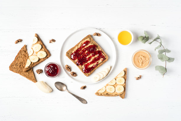 自制花生酱三明治配覆盆子果酱和香蕉。图片下载