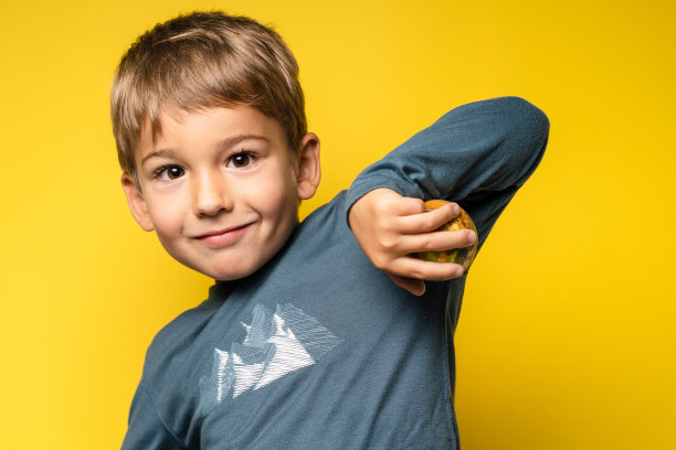 快乐快乐的白人小男孩在黄色背景前做鬼脸的肖像-童年成长和成就概念-正面视图腰部向上复制空间图片下载