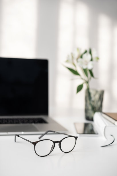 工作的地方。笔记本电脑和眼镜放在家里的桌子上图片下载