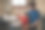 父亲教小男孩打鼓。父母与蹒跚学步的孩子有乐趣和花时间在一起。爸爸和孩子在玩音乐。家庭爱好活动和闲暇时间。图片下载