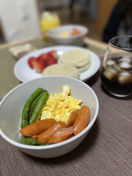 桌上盘子里食物的特写镜头图片下载