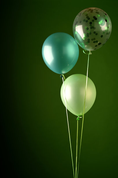 黑色背景上的绿色气球图片下载