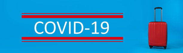 冠状病毒大流行，封锁措施。旅行提箱和文字COVID-19上以蓝色背景、横幅设计图片下载