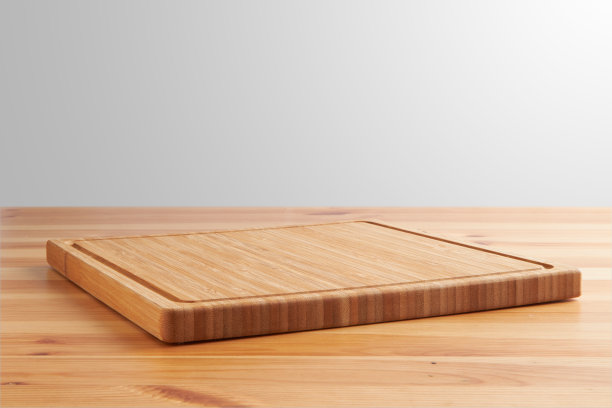 新的矩形木砧板，在木桌的顶部，有一个极简主义的边界背景图片下载