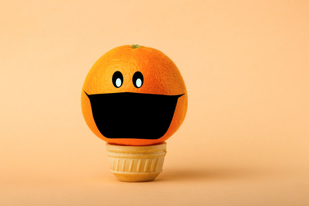 水果橙饼篮上的蛋糕上戴医用防护口罩，创意检疫和感染理念图片下载