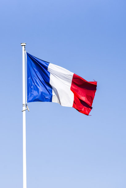 在一个阳光明媚的日子，法国国旗在风中飘扬。图片下载