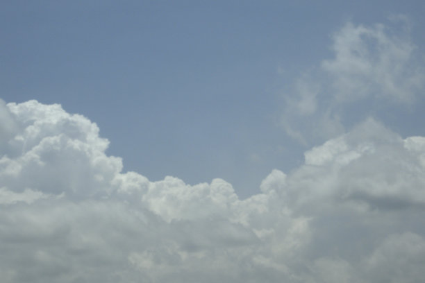 云和天空共享一个画面。图片下载