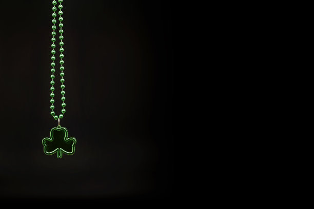 黑色背景上的绿色项链图片下载