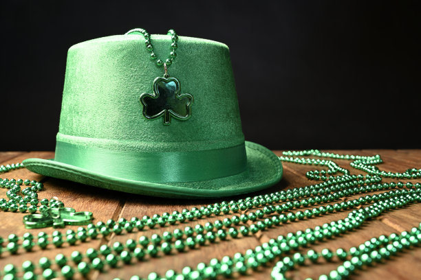 绿色的帽子和项链图片下载