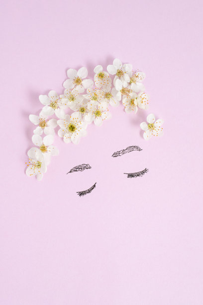 明亮的创意画春设计。一个女人闭着眼睛，头发是樱桃花做成的，背景是柔和的紫色。平铺最小的概念。图片下载