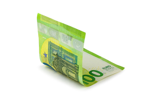 一张弯曲的100欧元钞票被孤立在白色的光影上图片下载