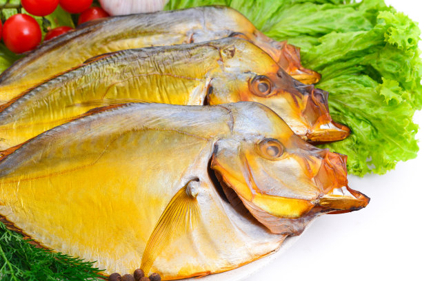 沙拉上的鱼图片下载