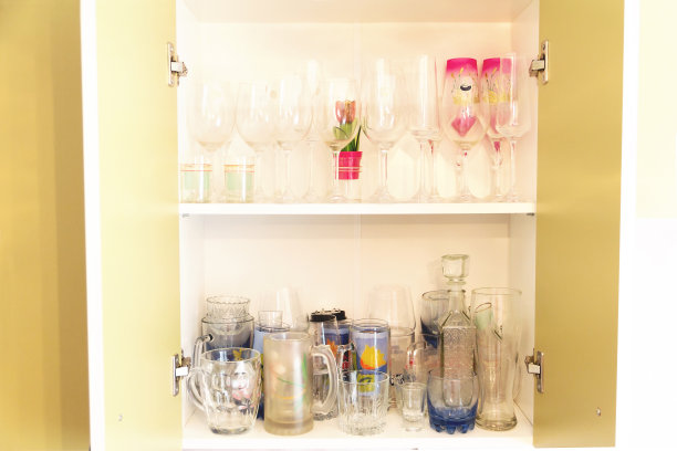 各种玻璃器皿放在壁橱的架子上。图片下载