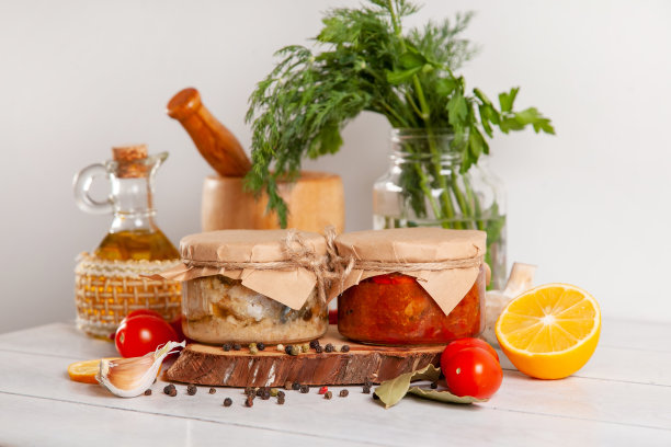 自制鲭鱼罐头油和番茄酱。装着鱼罐头的玻璃罐子图片下载