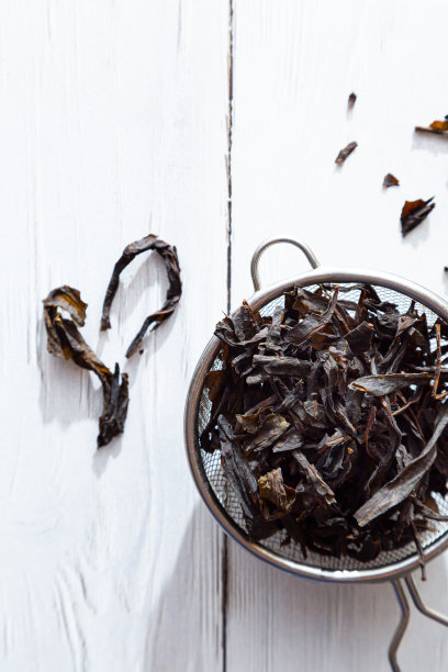 干盛开的萨利叶在一个滤茶器特写。替代草药。健康的生活方式的概念。有机的，自然的，发酵的柳草茶在一个轻木桌上。图片下载