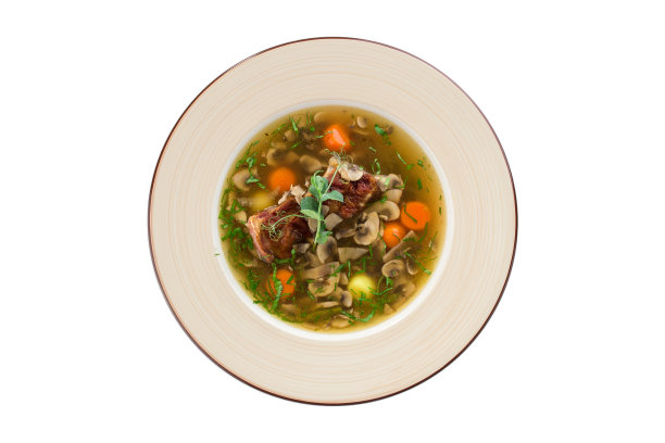 蘑菇汤与牛肋排和胡萝卜孤立在白色背景图片下载