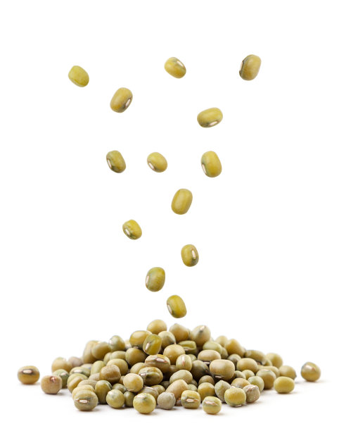 绿豆落在一堆白底上。孤立的图片下载