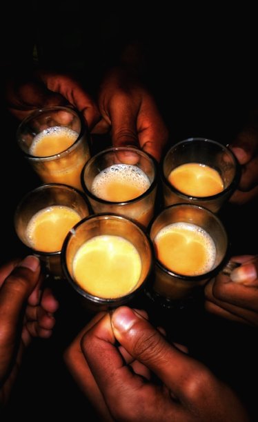 一些印度年轻人在冬夜喝茶。图片下载